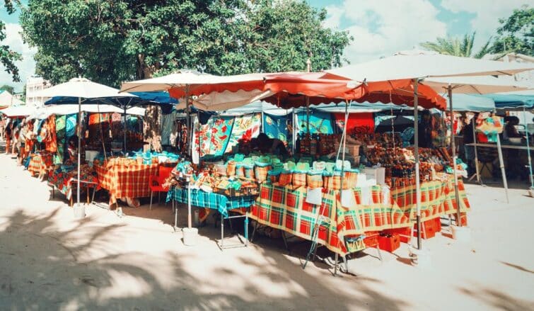 stands colorés au marché local sainte anne guadeloupe