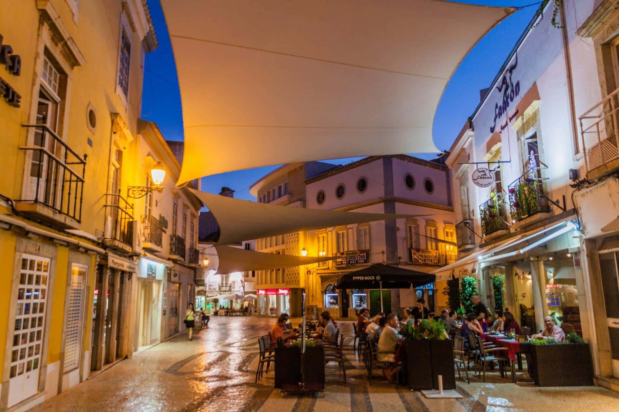 terrasses de restaurants le soir à Faro