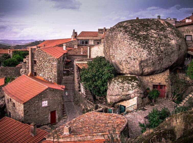 village de monsanto avec ses gros blocs de pierre