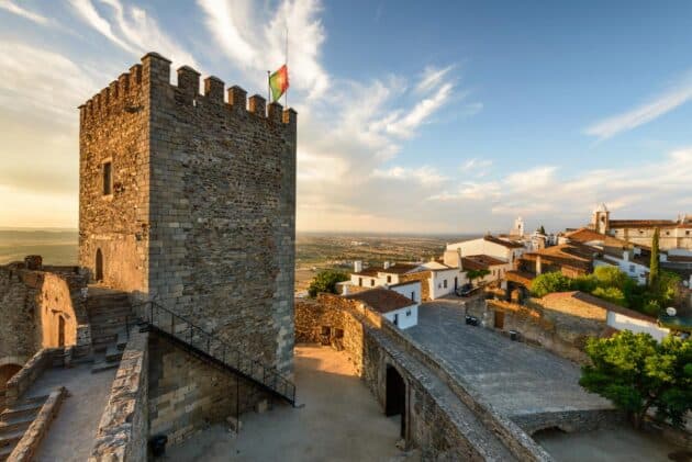 village historique de monsaraz avec le drapeau du portugal