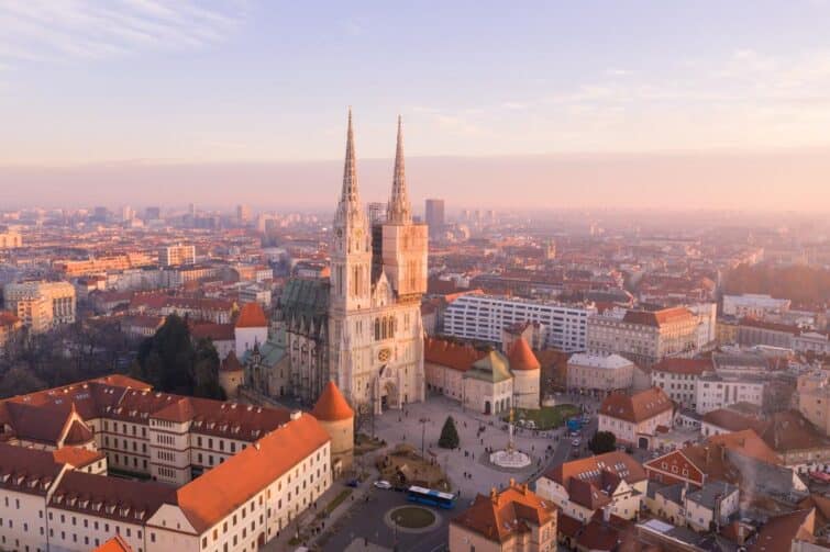 vue aérienne de Zagreb et sa cathédrale
