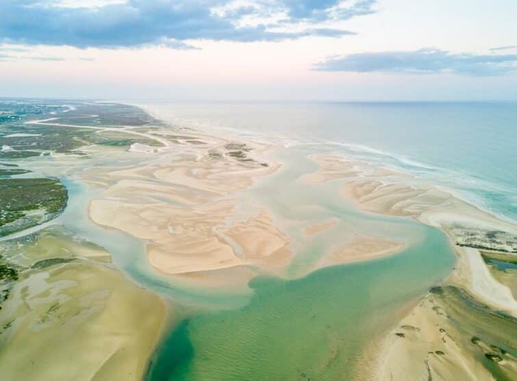 vue aérienne de la Ria Formosa avec sable et eau turquoise