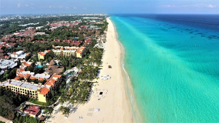 vue aérienne de playacar avec hôtels près de la plage