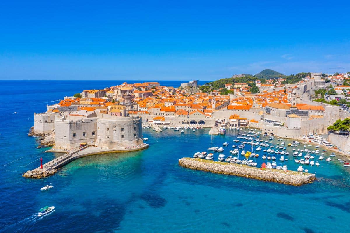 vue aérienne des remparts de dubrovnik face à la mer