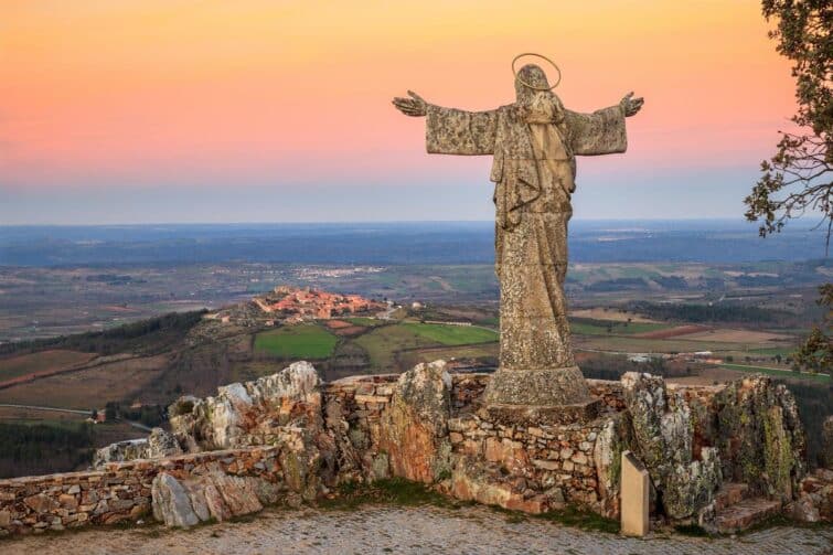 vue sur la Serra da Marofa avec le Christ en premier plan