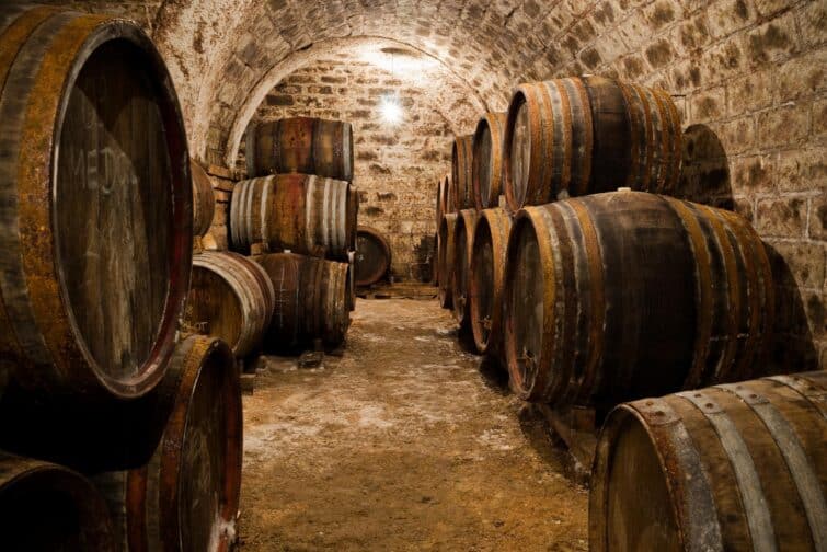 Barils dans une cave à vins hongroise
