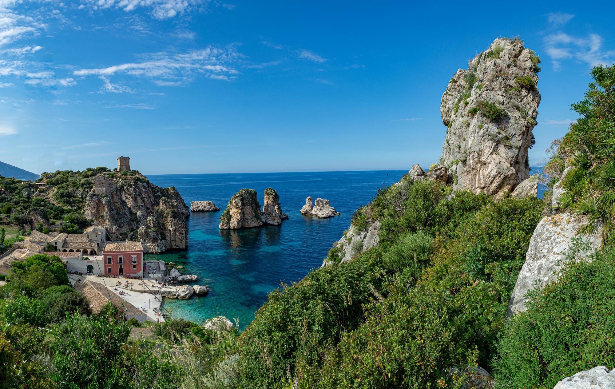 Castellamare del Golfo par l'entrée de la réserve naturelle Zingaro, Sicile