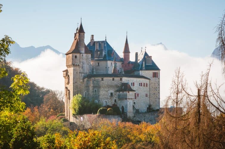 Château de Menthon Saint-Bernard en automne, Haute-Savoie, France