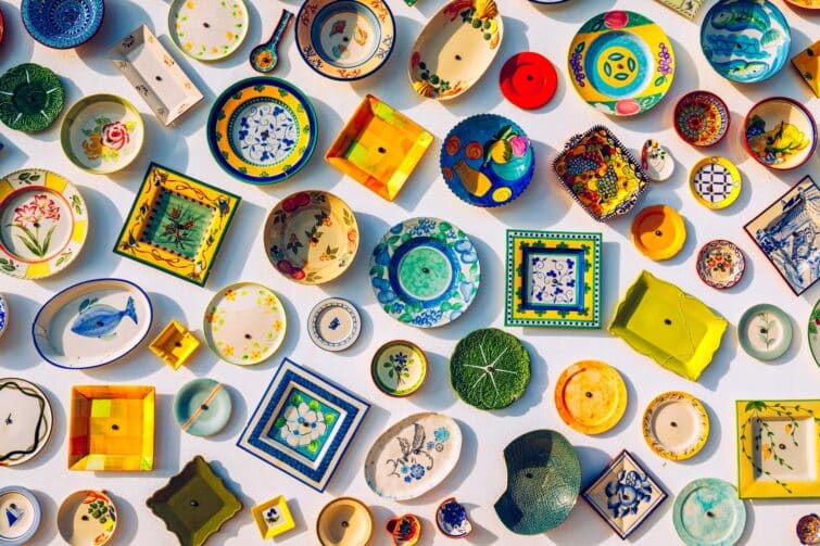 Collection de céramiques portugaises colorées, produits d'artisanat local, Portugal