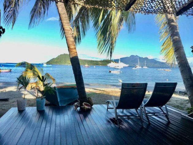 Dans la baie des Saintes Les pieds dans l'eau
