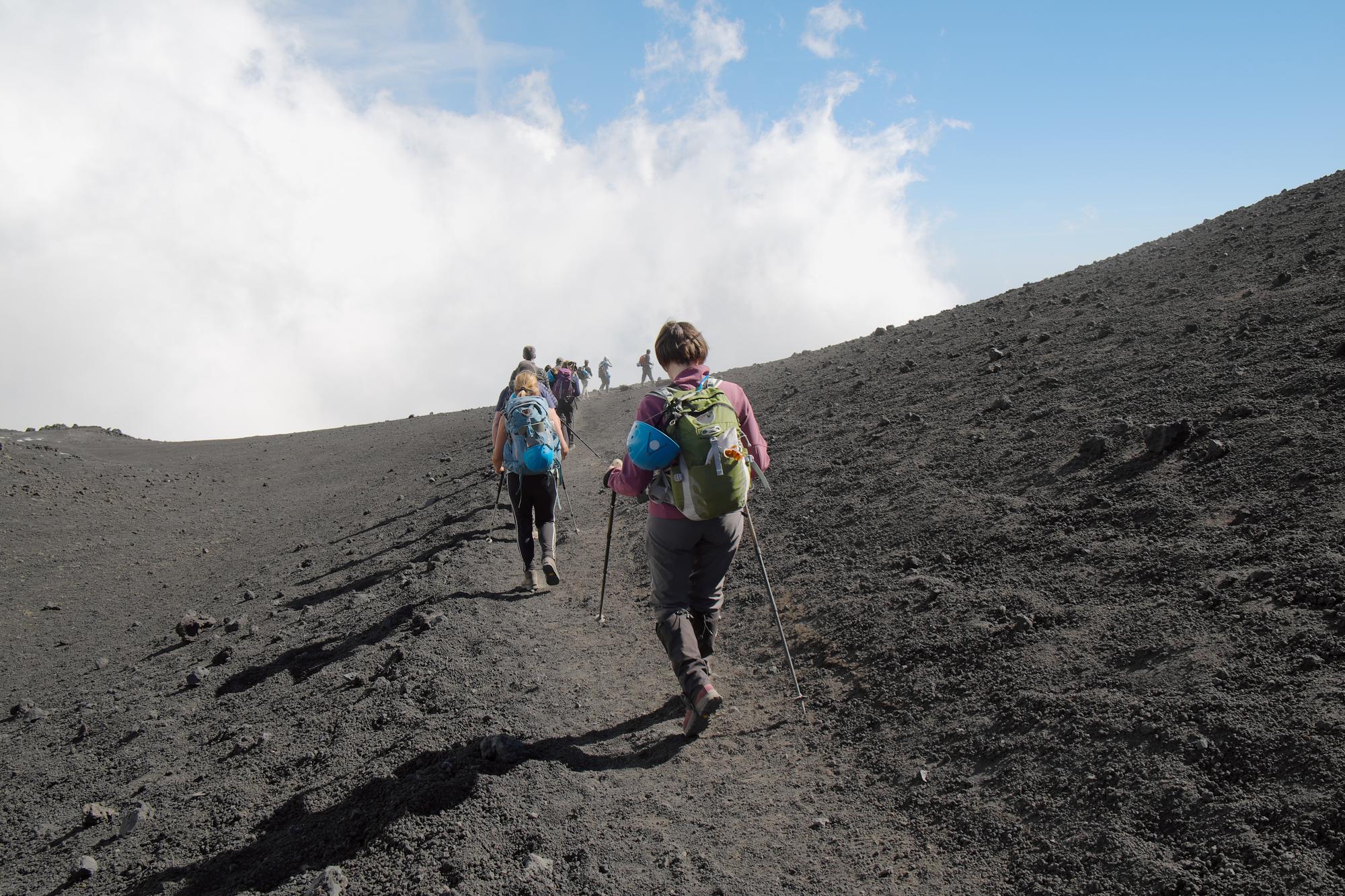 Des randonneurs sur le sentier de l'Etna, Sicile