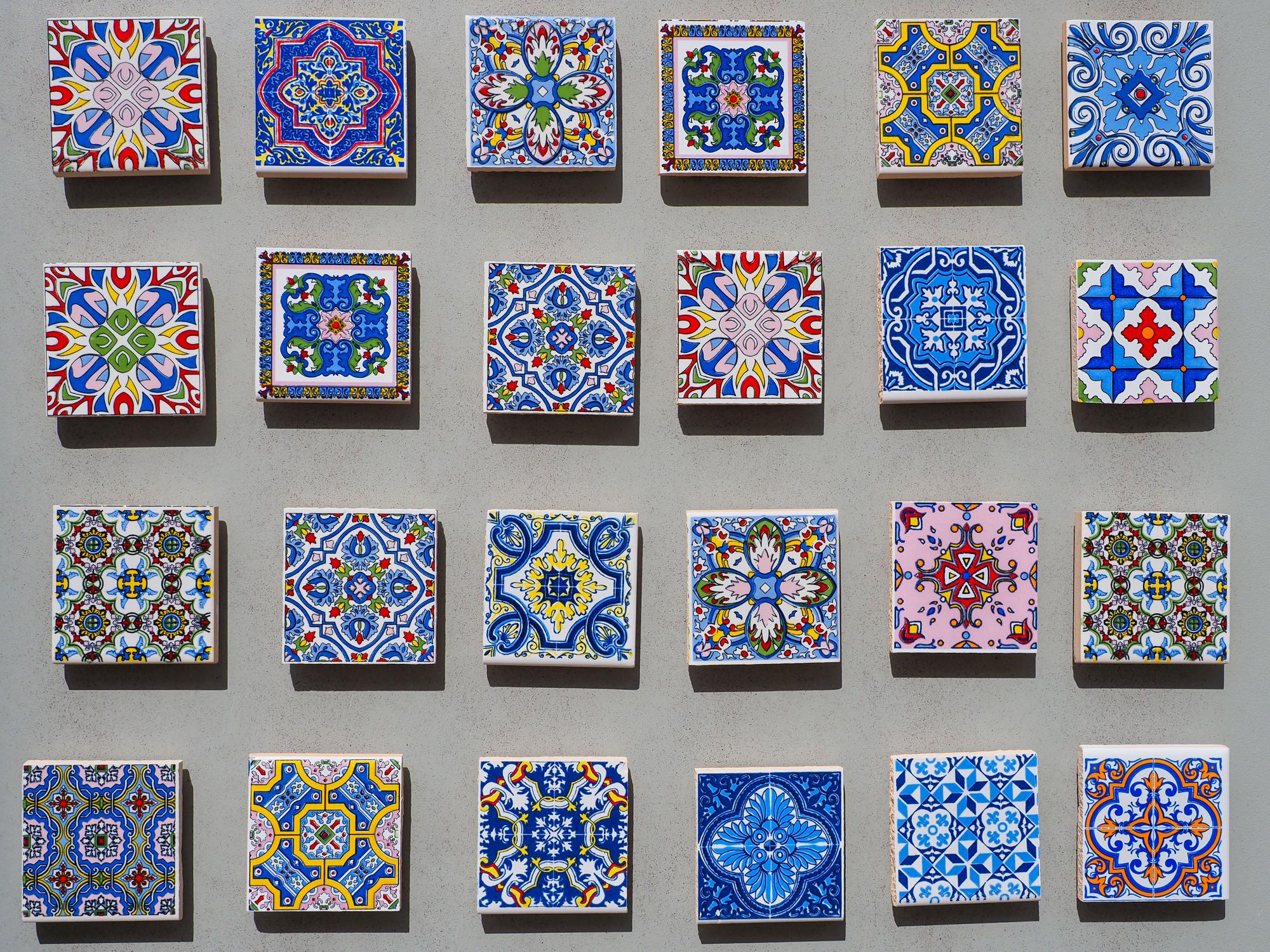 Différents azulejos colorés, Portugal