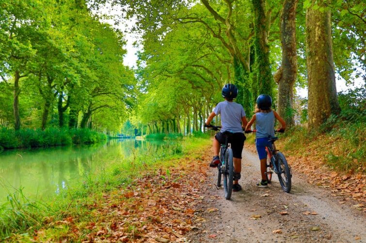 Enfants à vélo au bord du Canal du Midi