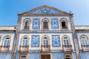 Façade typique recouverte d'azulejos au Portugal