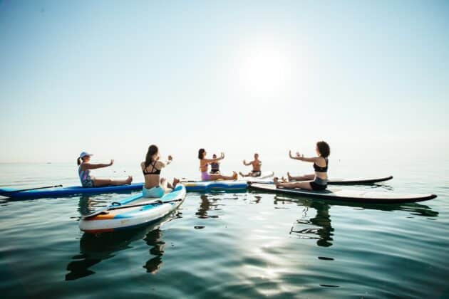 Faire du yoga-paddle sur la mer près de Montpellier