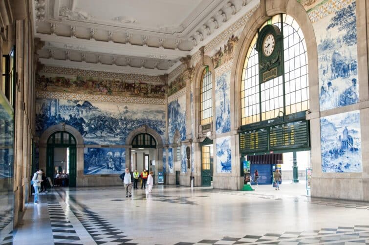Fresques d'azulejos dans le hall de la gare de São Bento à Porto, Portugal