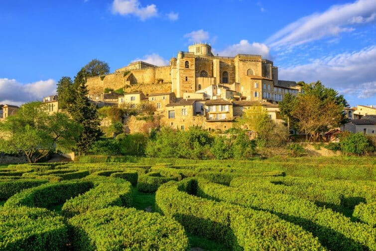 Jardin labyrinthe sous la ville et le château de Grignan, Drome, France