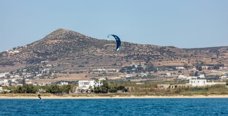 Kitesurf en mer Egée sur la plage de Pounta Paros île Cyclades Grèce