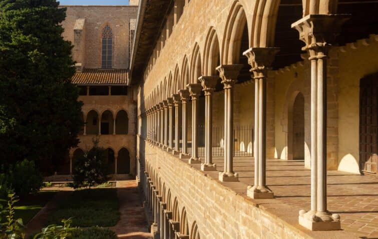 La galerie des arches du cloître du Monastère de Pedralbes, Barcelone, Espagne