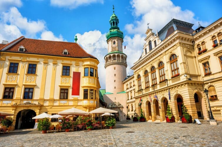 La vieille ville de Sopron en Hongrie avec vue sur l'église