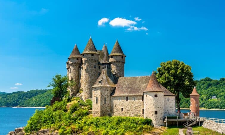 Le Château de Val, château médiéval sur les rives de la Dordogne dans le Cantal, Auvergne-Rhône-Alpes