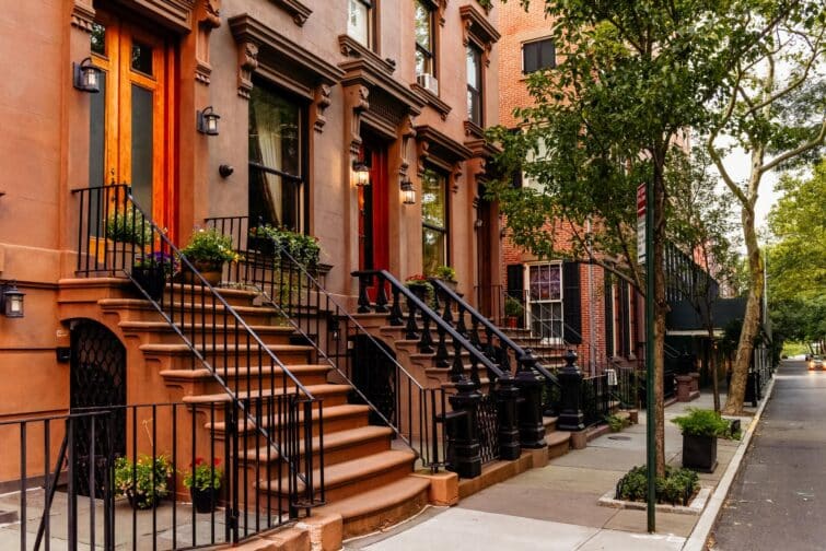 Les iconiques brownstones dans le quartier de Brooklyn Heights Promenade, New York, USA