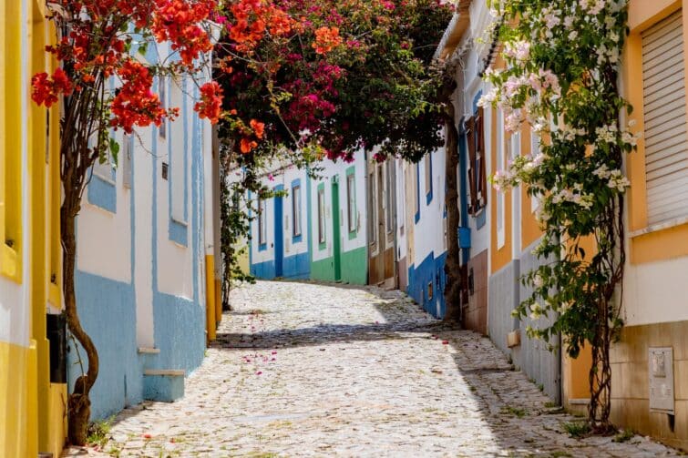 Les ruelles étroites de Ferragudo, Algarve, Portugal