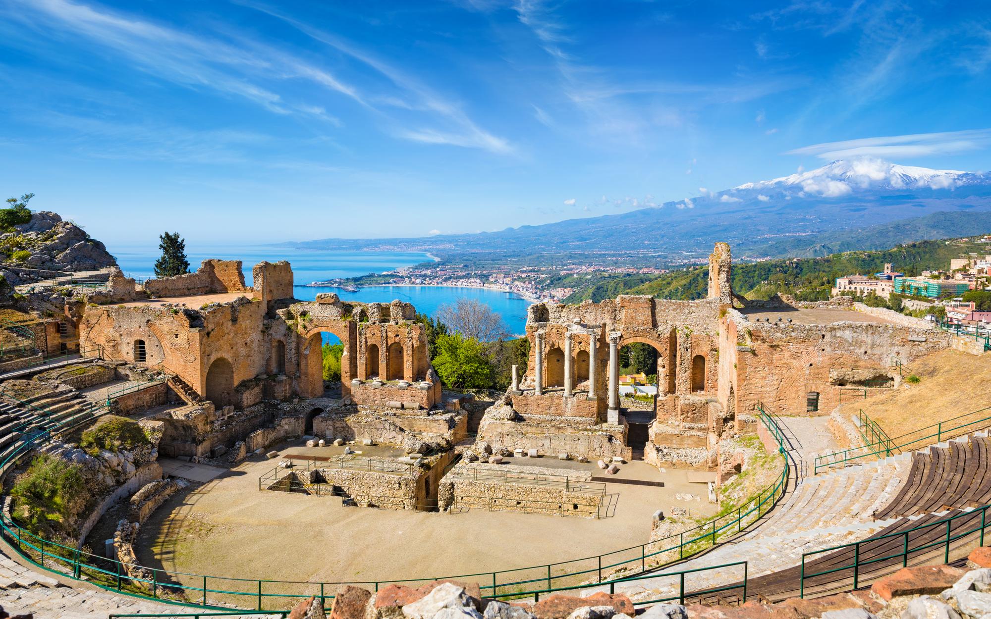 Les ruines d'un théâtre grec ancien à Taormine, Sicile