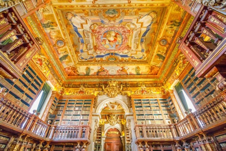 L'intérieur de la bibliothèque de l'université de Coimbra, Portugal