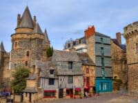 Maisons anciennes avec vue sur le château de Vitré, Bretagne, France