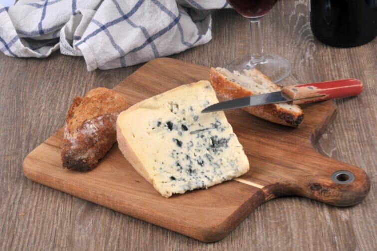 Morceau de Bleu d'Auvergne sur une planche à pain