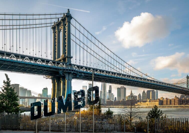 Panneau du Manhattan Bridge et du DUMBO - New York, États-Unis