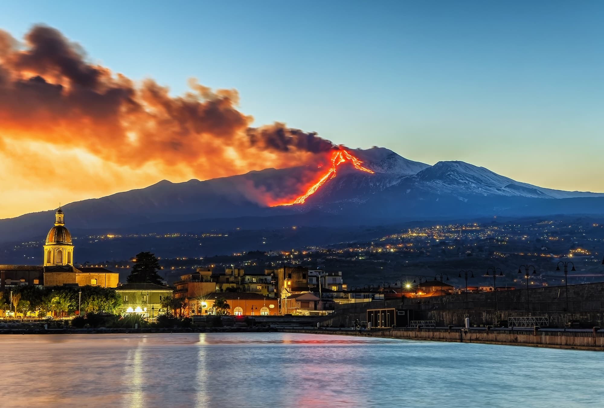 Panorama de la côte ionienne de l'Etna pendant l'éruption de l'Etna