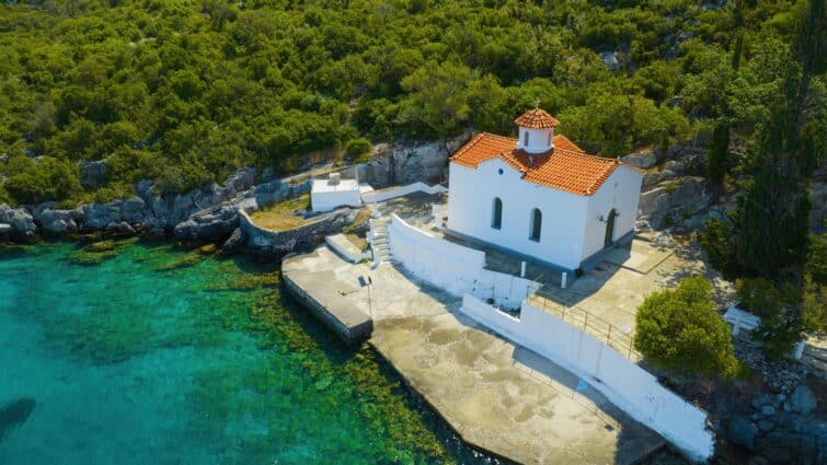 Petite église du village de Poulithra en Grèce