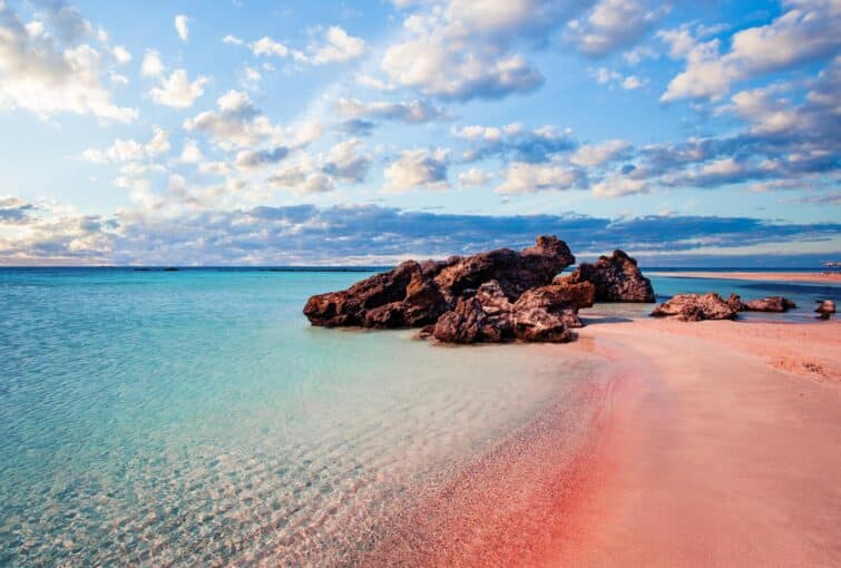 Plage d'Elafonissi avec sable rose, en Crète, Grèce