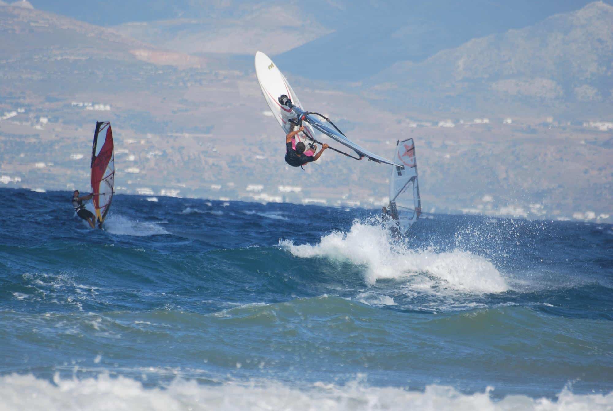 Planches à voile, plage de Tsoukalia, Paros, Grèce