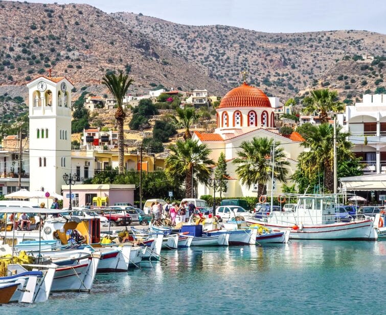 Port du village Elounda sur le littoral de la Crète