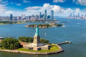 Statue de la Liberté, Ellis Island et Lower Manhattan Skyline depuis le port de New York, USA