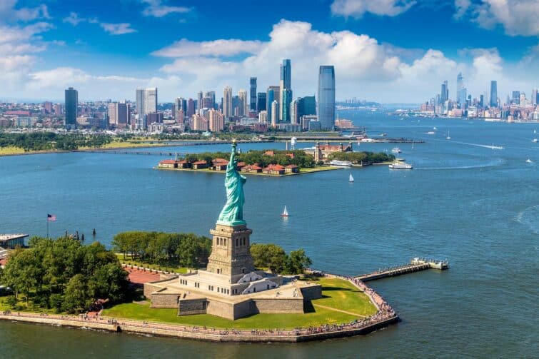 Statue de la Liberté, Ellis Island et Lower Manhattan Skyline depuis le port de New York, USA
