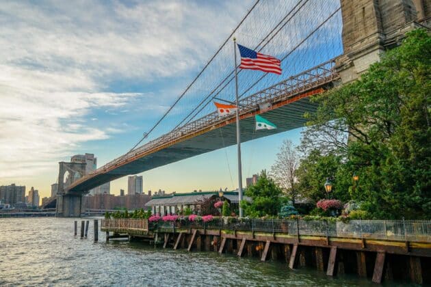 The River Cafe sous le pont de Brooklyn, New York