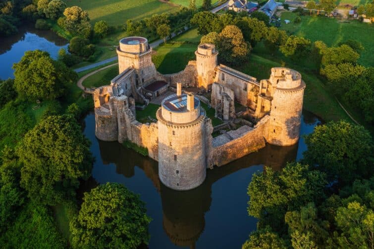Vue aérienne des ruines du château de Hunaudaye aux Côtes d'Armor, Bretagne, France