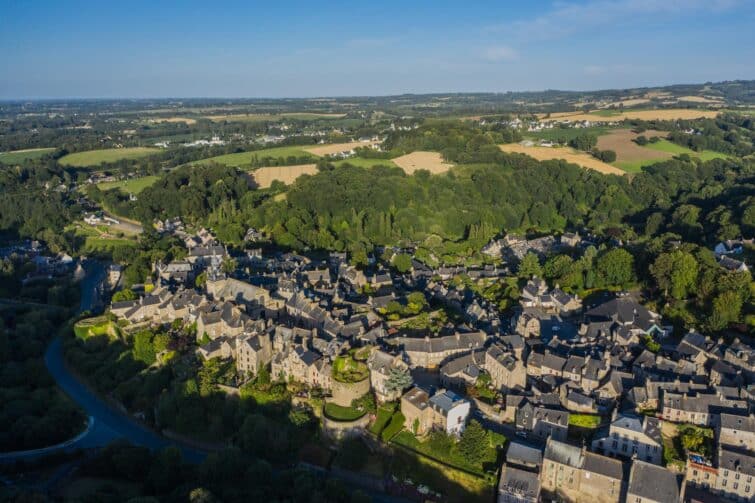 Vue aérienne du village médiéval de Moncontour en Bretagne