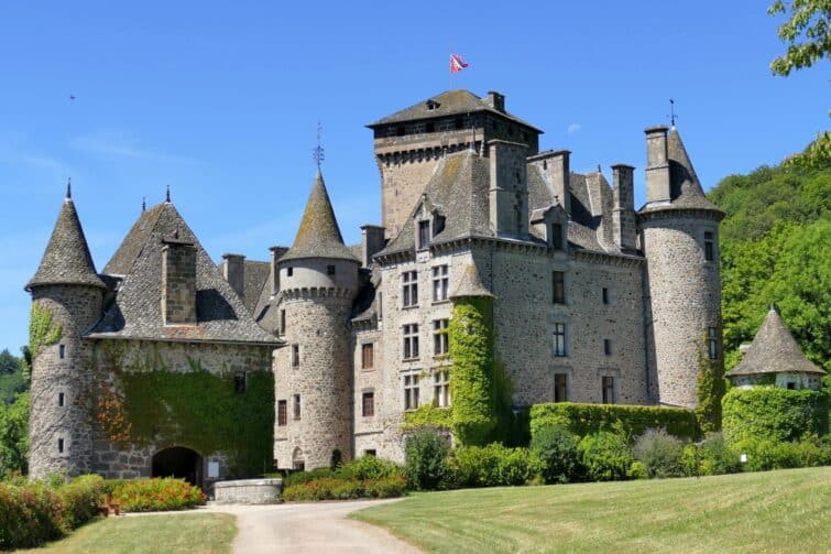 Vue frontale du château de Pesteils, Cantal, France
