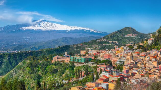 Vue panoramique du volcan de l'Etna et de la ville de Taormine en Sicile