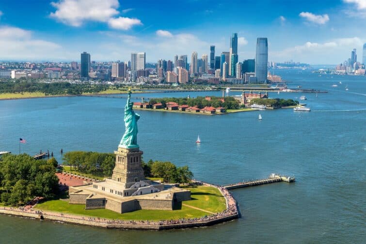 Vue panoramique sur la Statue de la Liberté à New York