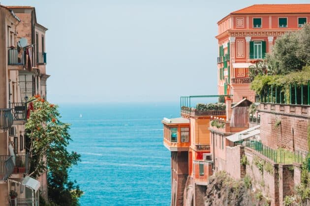 Vue sur la mer depuis une rue de Sorrente