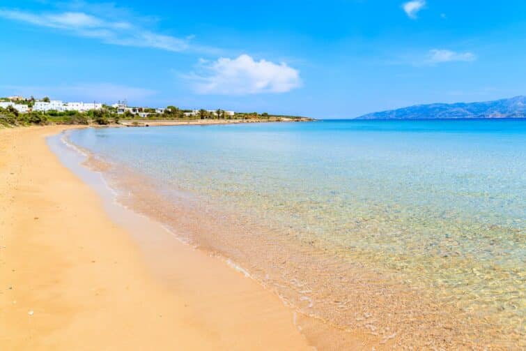 Vue sur la plage de Santa Maria sur la côte de l'île de Paros, Grèce