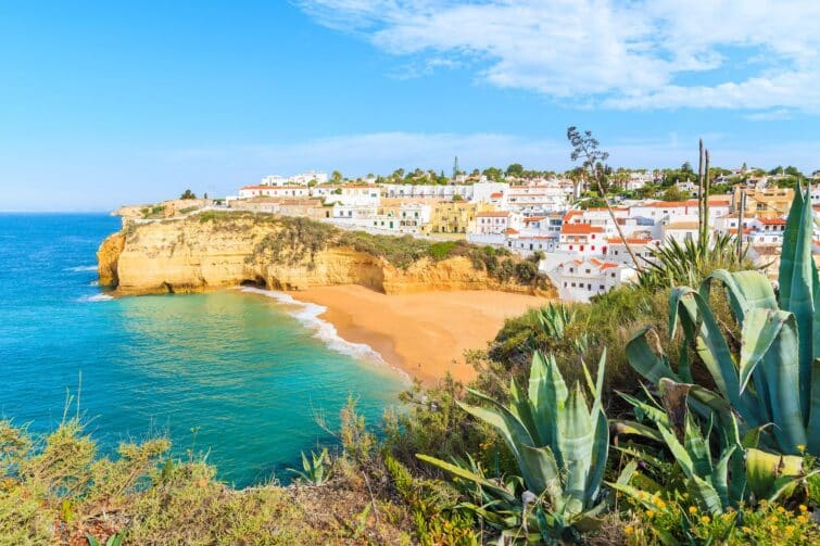 Vue sur la plage et le village de pêcheurs de Carvoeiro, Algarve, Portugal