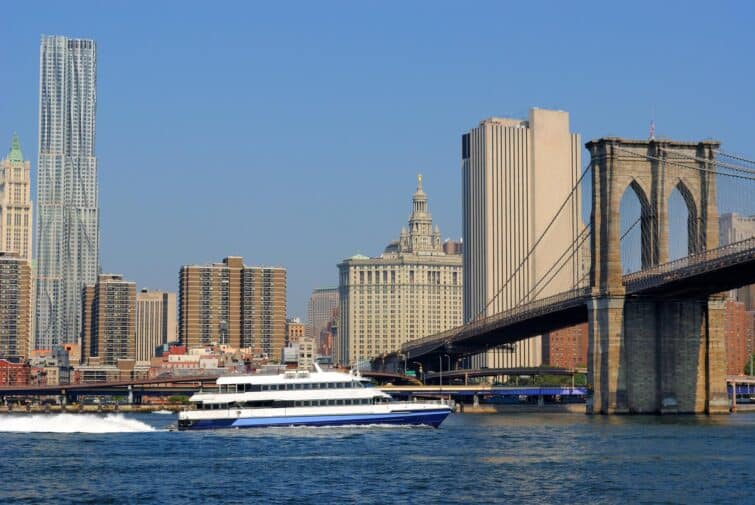 bateau de croisière sur East River, sous le pont de Brooklyn