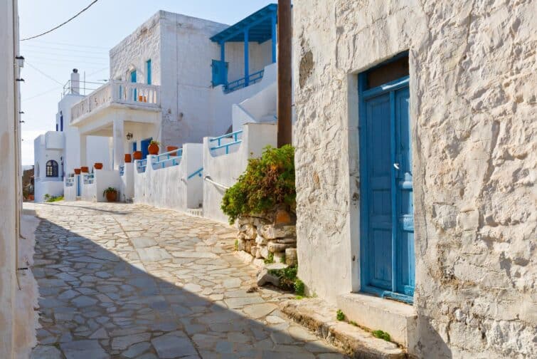 petite rue typique du village d'Iraklia en Grèce